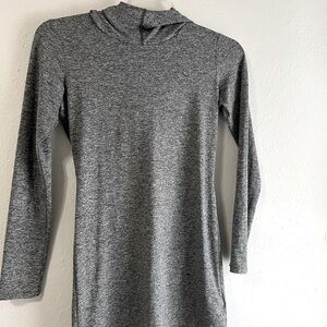 Long, long-sleeve hooded shirt from TNF.